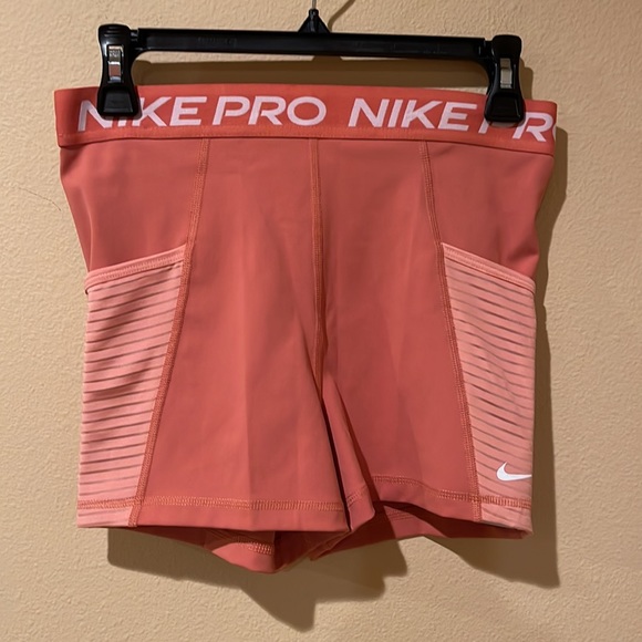 NWT Nike 3" High-Waisted Training Shorts with Pockets - Picture 5 of 6